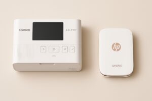 Canon SELPHY CP1500과 HP Sprocket을 미니멀하게 나란히 배치한 비교 이미지