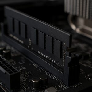 메인보드 슬롯에 장착된 DDR4 RAM 모듈의 클로즈업 사진, RAM 불량 증상 확인 가이드 본문용 이미지