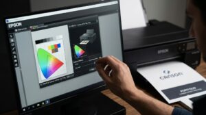 EIZO 캘리브레이션 모니터 화면에 Epson Print Layout 소트프웨어를 띄우고, 캔손 인피니티 래그 용지에 맞는 ICC 프로파일을 수동 매칭하여 모니터 왜곡 없는 완벽한 색감을 구현하는 솔루션을 시각화한 클로즈업 사진.