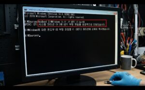 명령 프롬프트에서 bcdboot 명령어를 입력하여 액세스 거부 오류를 수동 우회하고 EFI 시스템 파티션 부팅 파일을 성공적으로 복구한 화면