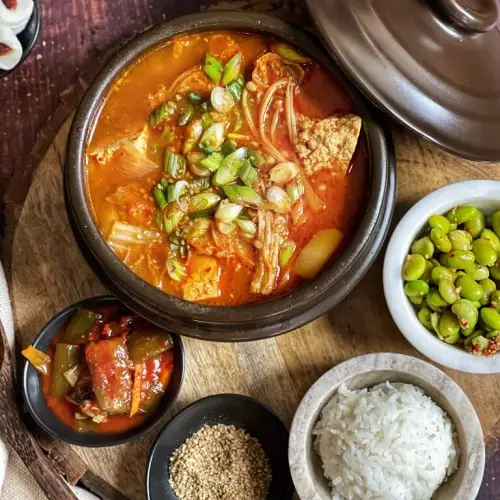 저녁 식사 분석, 두부·고구마·바나나·우유가 놓인 따뜻한 베이지 톤 식탁, 멜라토닌 생성과 숙면을 돕는 저녁 식단 구성 이미지