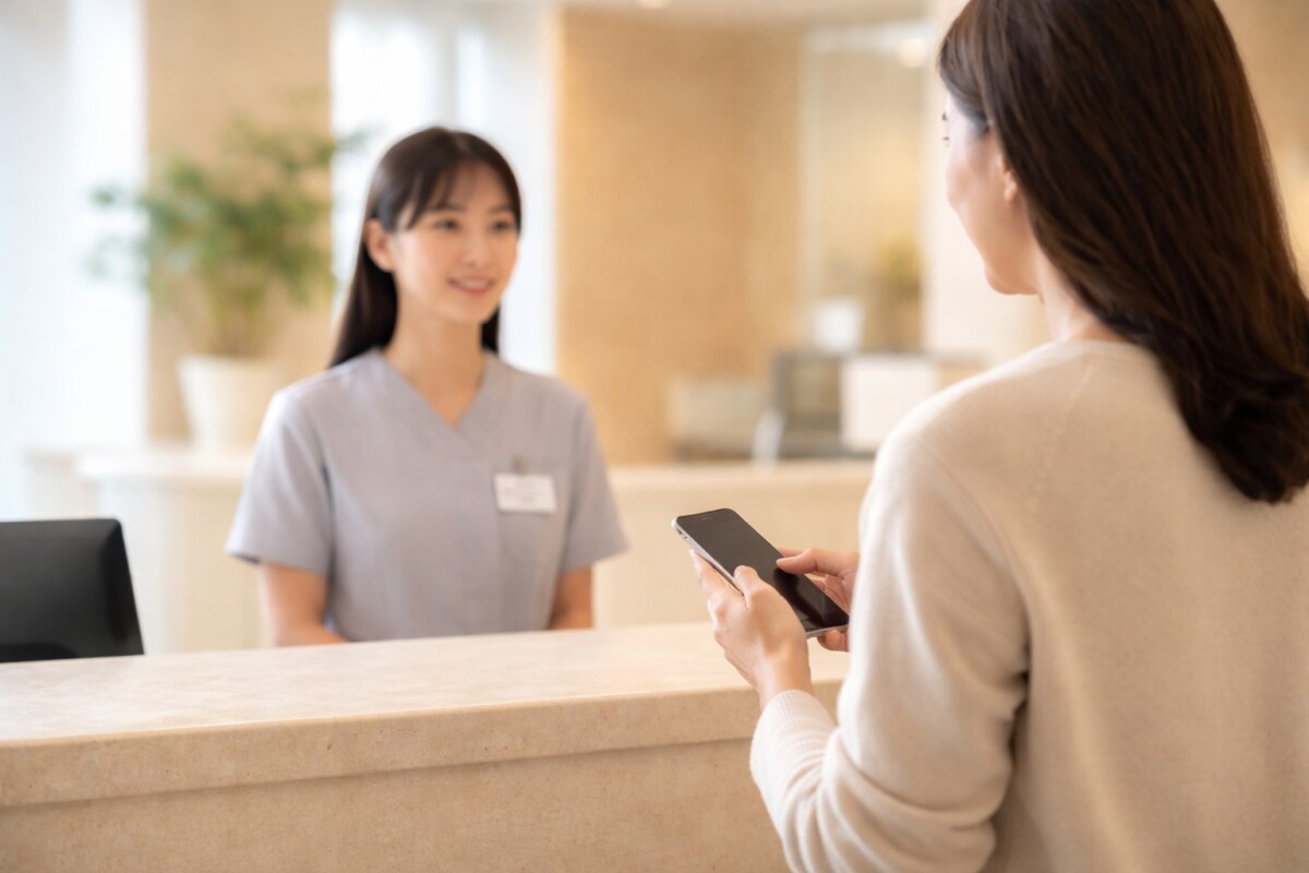 건강보험 자격 상실 후 당일 해결 방법 상황에서 병원 접수 창구에서 자격을 확인하는 장면